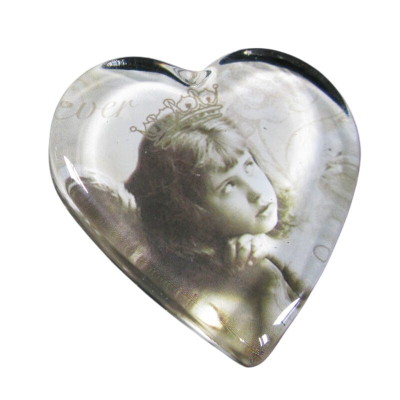Dekorativt glashjärta med vintagemotiv och nostalgisk känsla. En liten detalj som ger liv åt hylla, skrivbord eller stilleben.