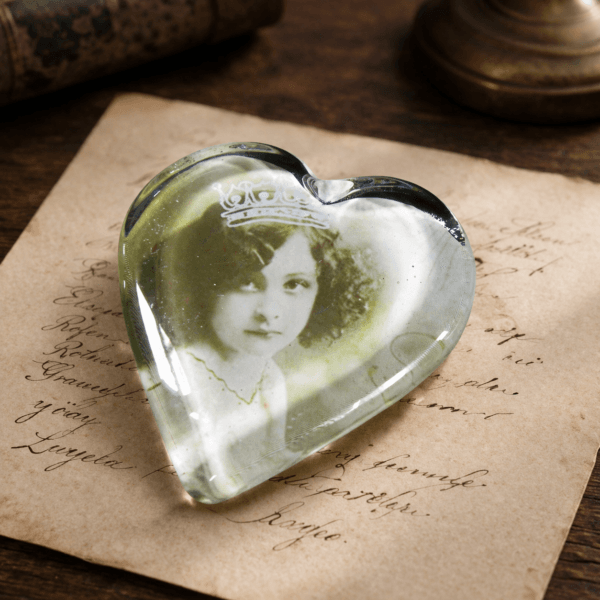 Dekorativt glashjärta med vintagemotiv och nostalgisk känsla. En liten detalj som ger liv åt hylla, skrivbord eller stilleben.