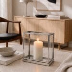 Lykta i glas och metall i stilren design. Ger ett mjukt och behagligt sken och passar fint på soffbord, sideboard eller i fönster.