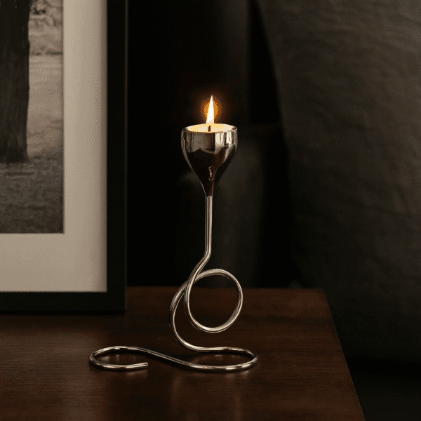 Exklusiv ljusstake i blank metall för värmeljus, 18×7,5×24,5 cm. Modern design med skulptural form som sprider varmt sken och elegant stil i hemmet.