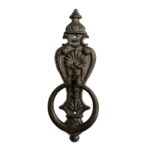 Dörrkläpp i robust gjutjärn i vacker empirestil. Mått 24x8,5 cm (lxb).