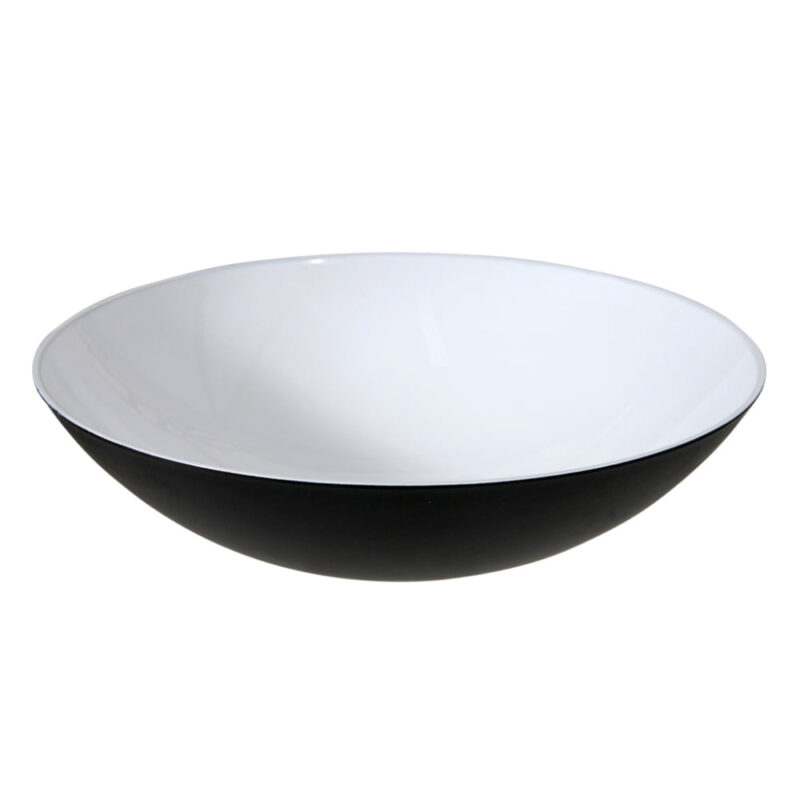 Skål i svart-vit plast, diameter 28 cm.