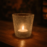 Ljuslykta i krackelerat klarglas som ger ett varmt och glittrande sken. Perfekt för att skapa en ombonad känsla i hemmet. Diameter 8 cm, höjd 8 cm.