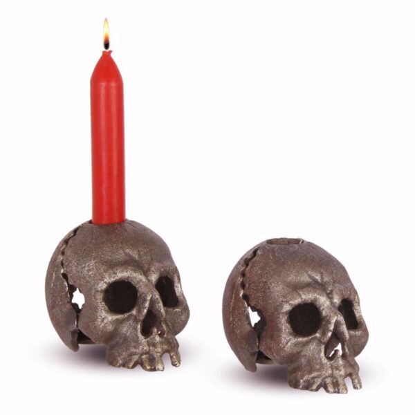 Ljusstake i gjutjärn i form av en döskalle, mått 11x8x8 cm. Priset avser 1 st ljusstake, bilden visar 2 st för att visa ljusstaken med och utan ljus.