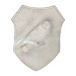 Väggdekoration i betong formad som en sköld med fågel i relief. Lugn och dekorativ detalj för väggen. Mått 18x13x6 cm.