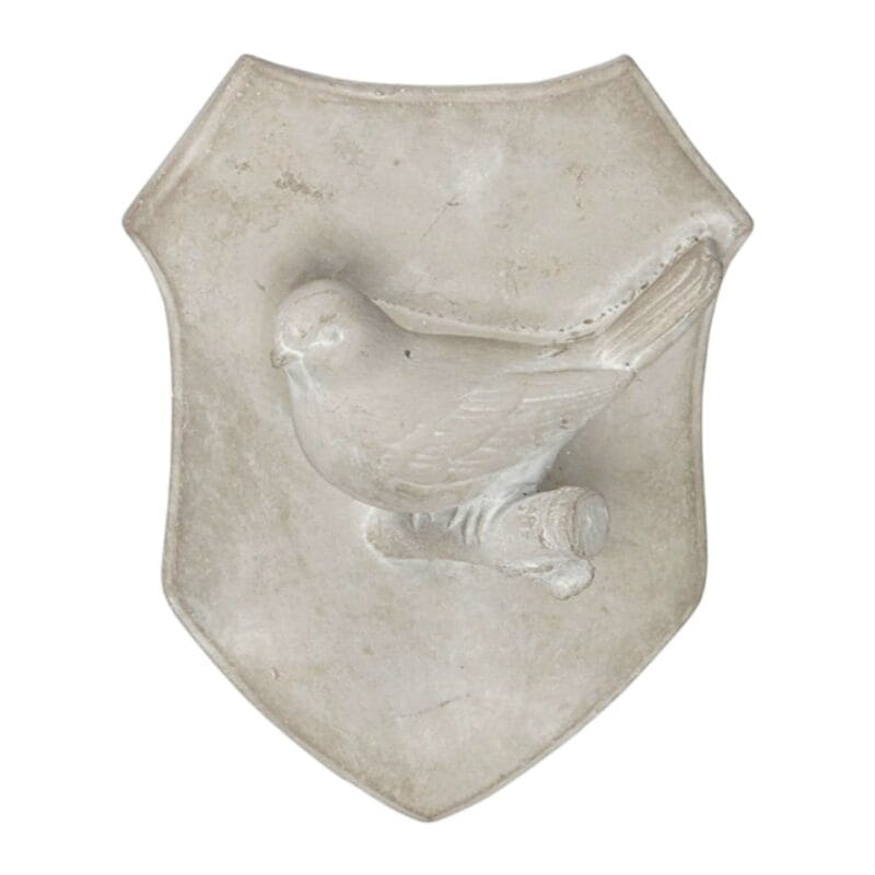 Väggdekoration i betong formad som en sköld med fågel i relief. En lugn och dekorativ detalj för väggen. Mått 18x13x6 cm.