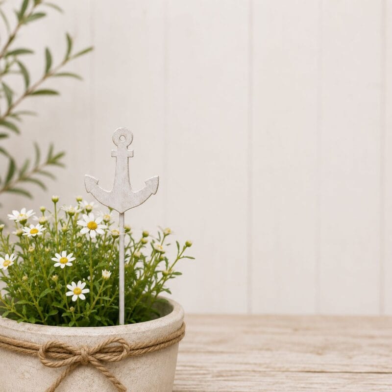 351981-1 Blompinnar i trä som för tankarna till hav, sommar och kustliv. Sätt i blomkrukor och buketter där de bidrar med en maritim känsla och lite extra charm.