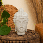Litet buddhahuvud i betong, 15 cm. Dekorativ inredningsdetalj som skapar en harmonisk och rofylld känsla i hemmet eller uterummet.