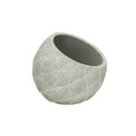 Mönstrad kruka i betong med spännande lutning. Mått 17x16,5x15 cm.