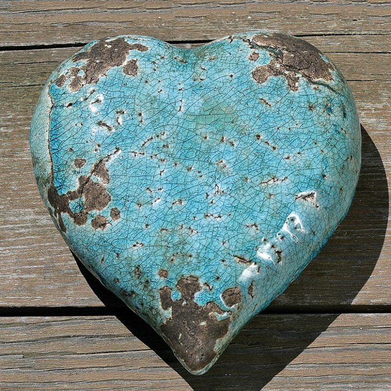 Dekorativt hjärta i celadongrön keramik. Mått 15x15x6 cm.