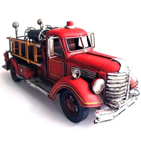 Denna dekorativa brandbil i plåt är inspirerad av äldre utryckningsfordon med rundade former och kraftfull front.Mått 42x16x18 cm.