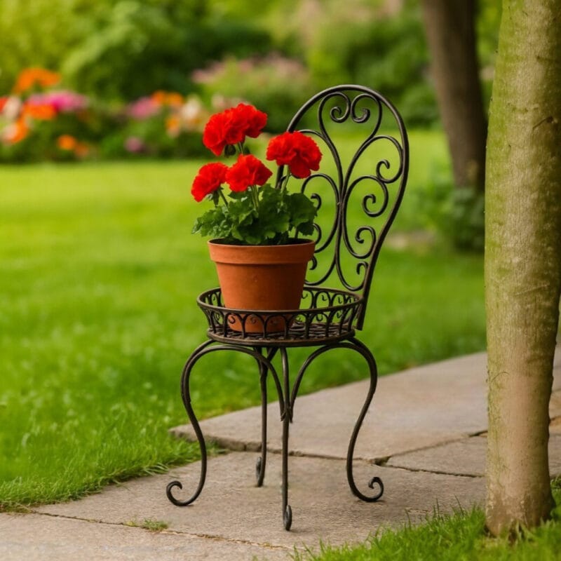 Ge dina blommor en egen plats i rampljuset med denna ljuvliga blomsterstol i brunsvart metall. En vacker piedestal för sommarens blomsterprakt. Höjd 53 cm.