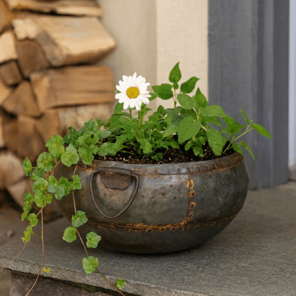 Rustikt metallkärl i återbrukad metall, handgjort i Indien. Unikt och vackert som vedförvaring, planteringskärl eller dekorativ förvaring i hemmet.