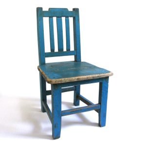 Fin barnstol vintage som även kan användas som t ex blomstol eller sängbord. Mått 32x30x57,5 cm (lxbxh), sitthöjd 29 cm.