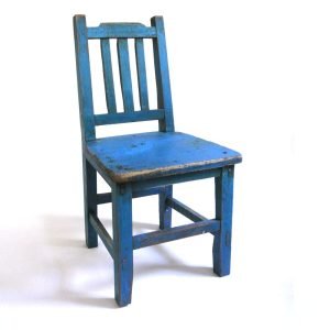 Fin barnstol vintage som även kan användas som t ex blomstol eller sängbord. Mått 30,5x30x58,5 cm (lxbxh), sitthöjd 29,5 cm.