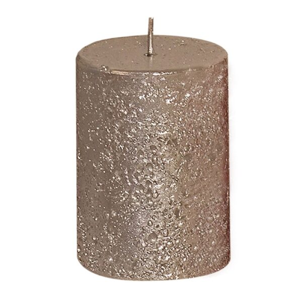 Blockljus med rå metallicfärgad yta. Diameter 5,8 cm, höjd 8 cm. Brinntid ca 17 timmar. RAL-certifierat för kvalitet, säkerhet och miljö.