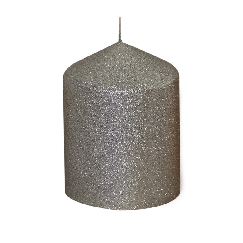 25020-03 Blockljus med glittrande yta. Diameter 7,7 cm, höjd 10 cm. Brinntid ca 38 timmar. RAL-certifierat för kvalitet, säkerhet och miljö.