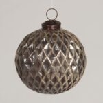 Julkula i glas med finish i antiksilver, diameter 10 cm.