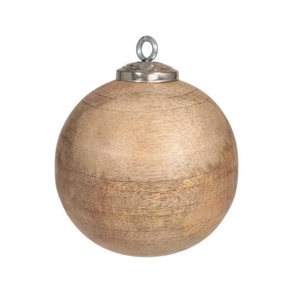 Julkula i solitt trä med varm och naturnära känsla. Den behagliga tyngden gör den perfekt att hänga i fönster. Diameter 10 cm