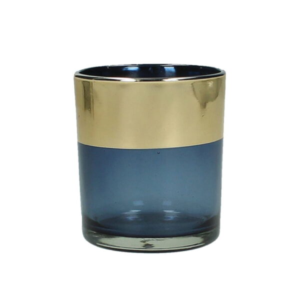 En stilren och stämningsfull ljuslykta där färgat glas möter elegant guldkant. Det dova glaset skapar en mjuk kontrast mot det blanka guldet, och tillsammans sprider de ett varmt, sofistikerat sken. En liten men effektfull detalj som förhöjer känslan i varje rum oavsett om det är vardag eller fest. Diameter 7 cm, höjd 8 cm.