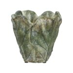 Kruka i betong med dekor av blad. Diameter 15,5 cm, höjd 14,5 cm.