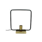 Stilren bordslampa i svart metall med mässingsdetaljer. Grafisk form som blir en dekorativ inredningsdetalj i hela hemmet.