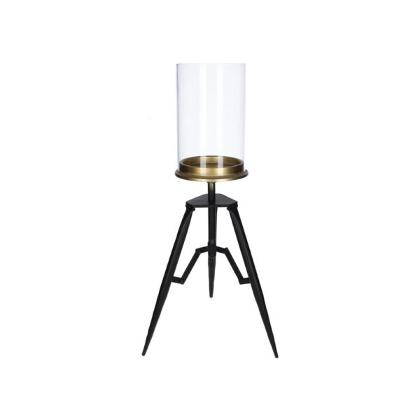 Denna ståtliga stormlykta i glas och metall kombinerar industriell elegans med tidlös design. Lika mycket ett dekorativt statement som en stämningshöjare. Placera den vid en entré, i ett hörn av vardagsrummet eller som ett blickfång i uterummet. Med ett blockljus inuti skapar den ett varmt och välkomnande sken. Mått 26,5x22,5x51 cm.