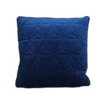Blå kudde 50×50 cm med quiltat mönster som ger struktur och en diskret känsla av lyx. Levereras komplett med innerkudde, perfekt för säng eller soffa.