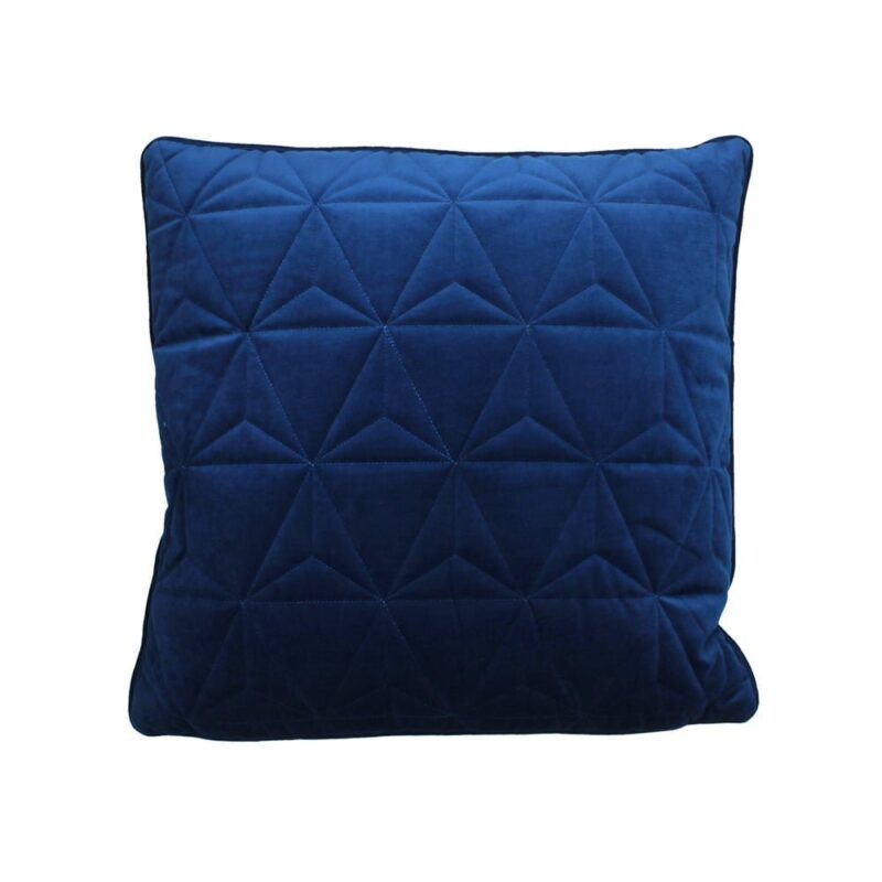 Blå kudde 50×50 cm med quiltat mönster som ger struktur och en diskret känsla av lyx. Levereras komplett med innerkudde, perfekt för säng eller soffa.