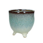 Stilren kruka i stengods med melerad glasyr och tre fötter. Diameter 12 cm, höjd 12 cm. Perfekt för gröna växter, örter eller suckulenter.