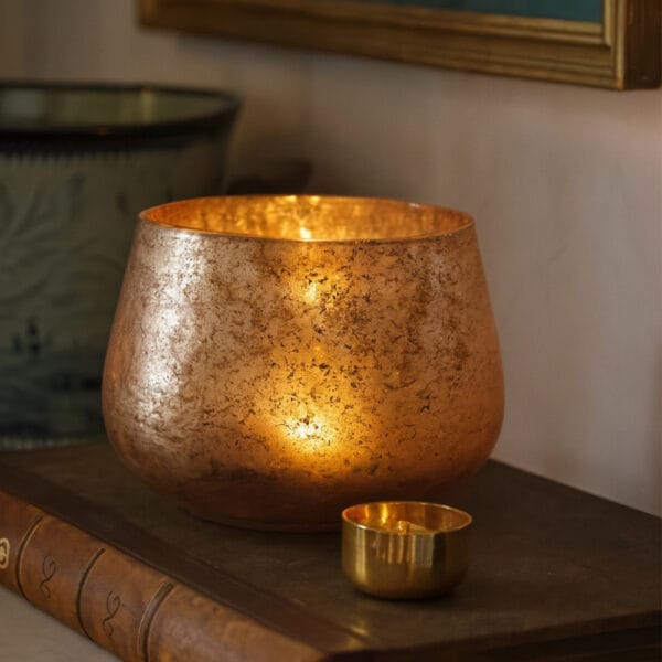 Pampig ljuslykta i folierat kopparfärgat glas som sprider ett vackert sken i rummet. Ett stort blockljus passar i denna lykta. Diameter 19 cm, höjd 16 cm.