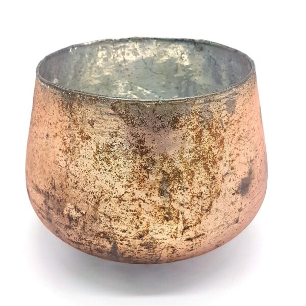 Pampig ljuslykta i folierat glas som sprider ett vackert sken i rummet. Ett stort blockljus passar i denna lykta. Diameter 19 cm, höjd 16 cm.