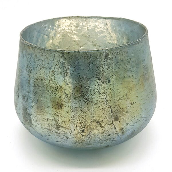 Pampig ljuslykta i glas i blå-grå-gröna toner. Glasets foliering skapar ett vackert ljussken i rummet. Ett stort blockljus passar i denna lykta. Diameter 19 cm, höjd 16 cm.