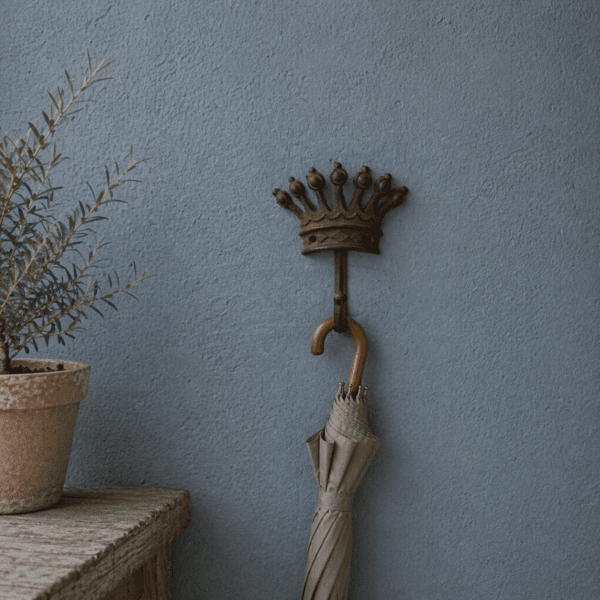 Krok i gjutjärn med dekor av krona. Perfekt för ytterkläder, väskor eller paraplyer när du vill ha en lösning som både håller och syns.