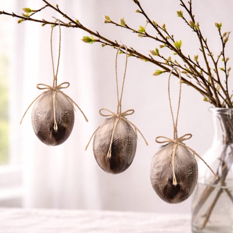 Hängdekoration med fjäderprydda ägg, set om tre. 6 cm höga med jutesnöre. Rustikt påskpynt som passar perfekt i påskris och vårens dekorationer.