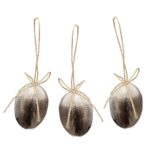 Hängdekoration med fjäderprydda ägg, set om tre. 6 cm höga med jutesnöre. Rustikt påskpynt som passar perfekt i påskris och vårens dekorationer.