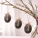 Hängdekoration med fjäderprydda ägg, set om tre. 6 cm höga med jutesnöre. Rustikt påskpynt som passar perfekt i påskris och vårens dekorationer.