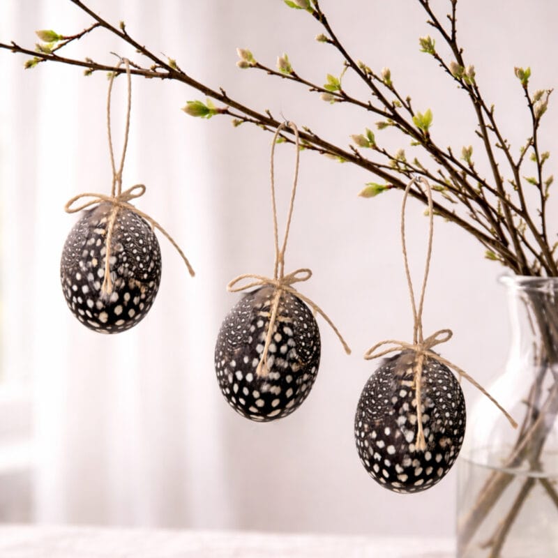 Hängdekoration med fjäderprydda ägg, set om tre. 6 cm höga med jutesnöre. Rustikt påskpynt som passar perfekt i påskris och vårens dekorationer.