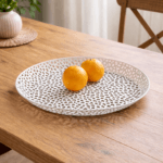Fruktfat i vitlackerad metall med genombrutet mönster som ger ett luftigt uttryck. Diameter 35 cm. Passar perfekt på köksbordet för frukt eller dekoration.