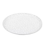 Fruktfat i vitlackerad metall med genombrutet mönster som ger ett luftigt uttryck. Diameter 35 cm. Passar perfekt på köksbordet för frukt eller dekoration.