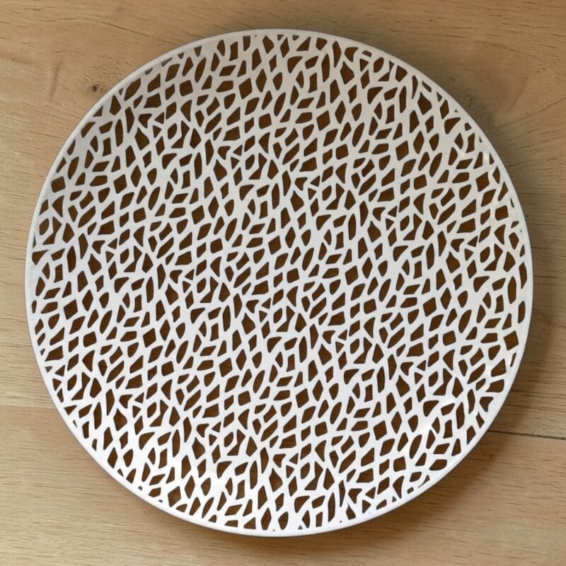 Fruktfat i vitlackerad metall med genombrutet mönster som ger ett luftigt uttryck. Diameter 35 cm. Passar perfekt på köksbordet för frukt eller dekoration.