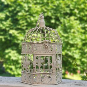 6-kantig fågelbur i gräddvit metall för dekoration. Fin till krukväxt, ljusslinga eller dekorativ som den är.