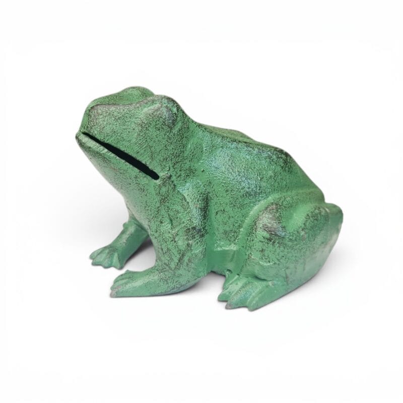 Dekorativ groda i gjutjärn med grön patina. En charmig trädgårdsfigur som passar i rabatten, på trappan eller intill dammen. Mått 15x11x9 cm.