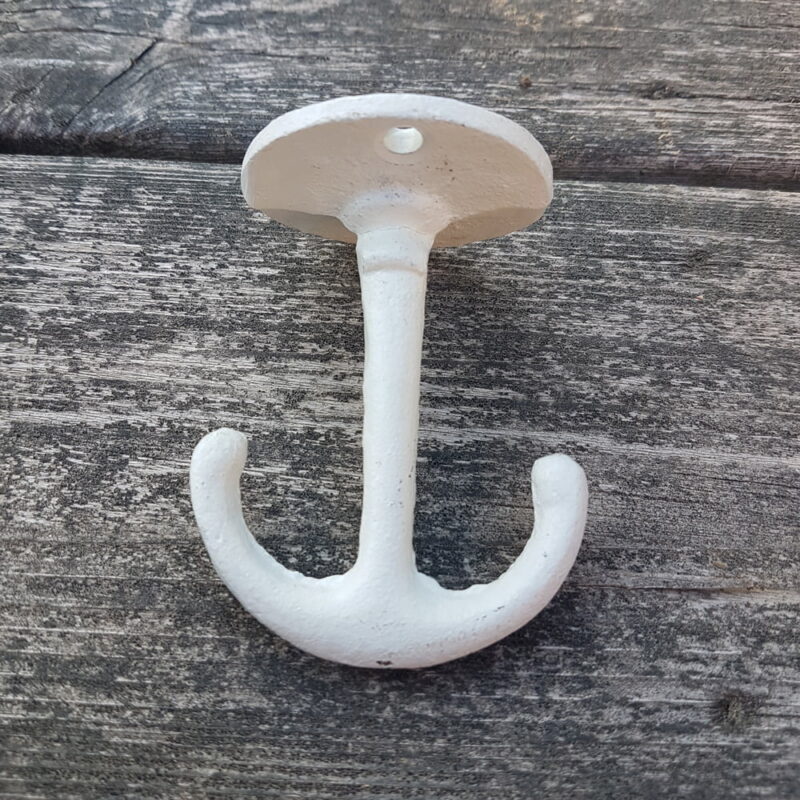 Klassisk ankarkrok i vitmålat gjutjärn, mått 7x5,5x4,5 cm (hxbxd).