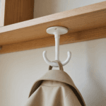 Stilren och klassisk ankarkrok i vitmålat gjutjärn. Robust och tidlös design. En liten detalj som gör stor skillnad i hallen. Höjd 7 cm.