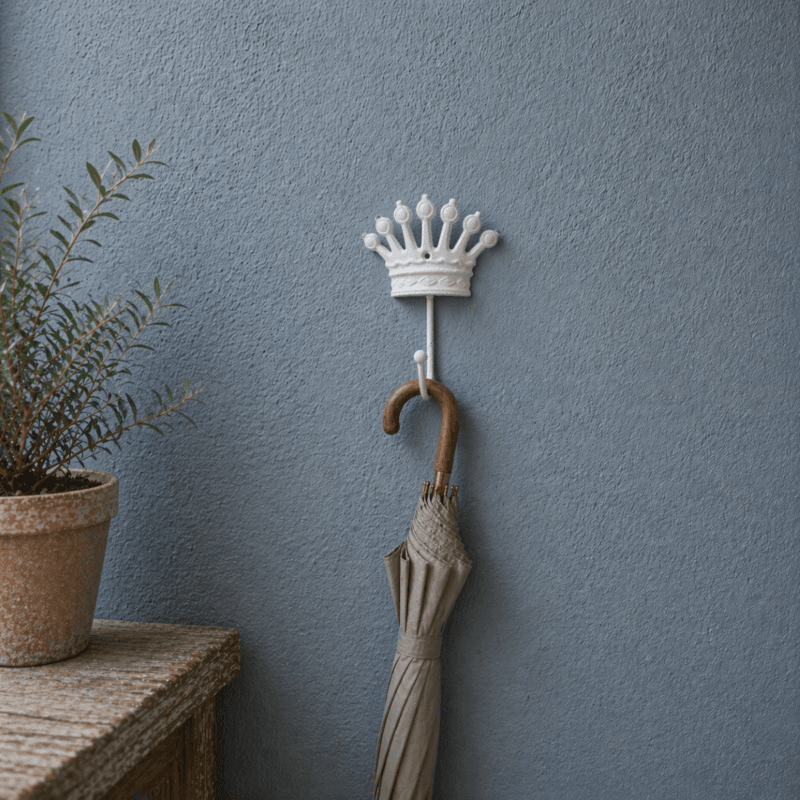 Väggkrok i vitmålat gjutjärn med dekor av krona, perfekt när du vill ha en lösning som både håller och syns. Mått 15x12,5x4,5 cm (hxbxd).