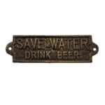 Skylt i gjutjärn med texten Save water drink beer, mått 18x5 cm (lxh).
