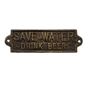 Skylt i gjutjärn med texten Save water drink beer, mått 18x5 cm (lxh).