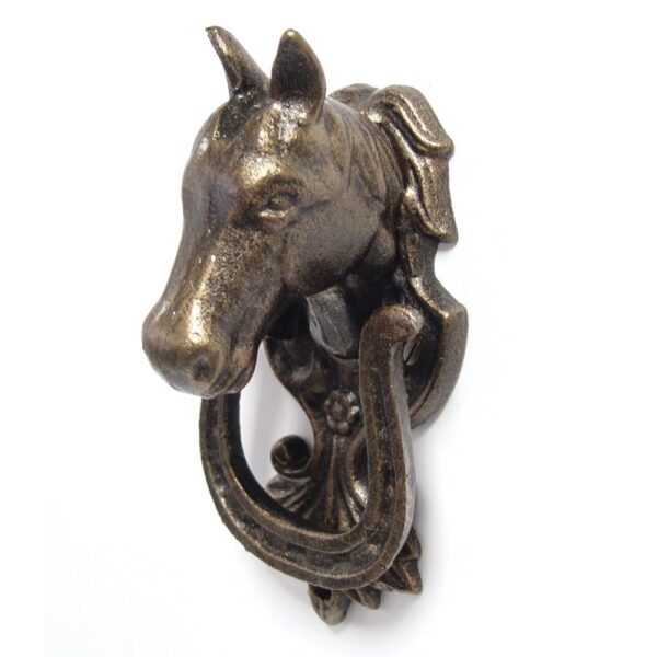 Dörrkläpp i gjutjärn med dekor av häst. Höjd 17,5 cm.