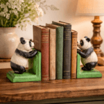 Bokstöd panda i bemålat gjutjärn, 1 par. Dekorativa och stabila bokstöd som håller böcker på plats och ger en lekfull detalj i hyllan eller på skrivbordet.